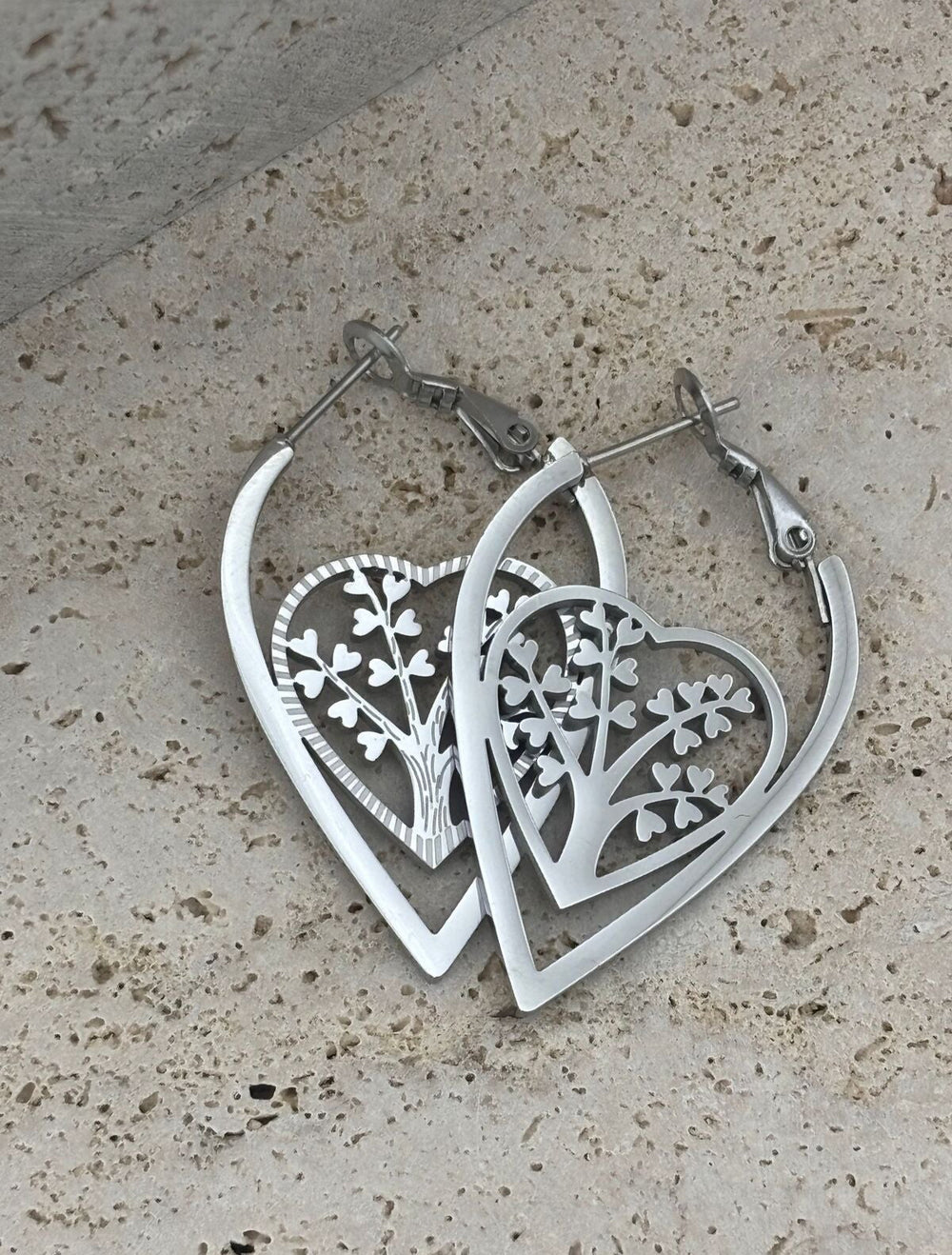 Klipsli tasar?m? sayesinde, kolayca tak?l?p ç?kar?labilir ve günlük kullan?m için idealdir; Paslanmaz çelik materyali ile dayan?kl?l?k ve uzun ömürlü kullan?m sunar; ??k ve modern görünümüyle her türlü k?yafetle uyum sa?lar, stilinizi tamamlar;