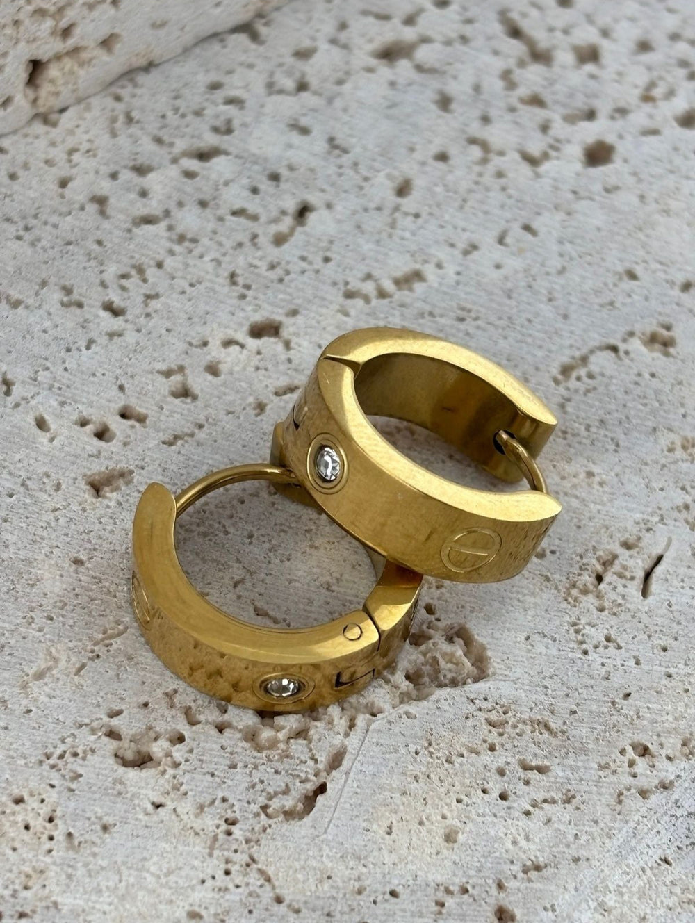 Zarif tasar?m?yla dikkat çeken halka modeli, her türlü k?yafetle uyum sa?lar ve ??kl???n?z? tamamlar; Paslanmaz çelik materyali sayesinde uzun ömürlü kullan?m sunar ve alerji yapma riski ta??maz; Göz al?c? zirkon ta? detaylar? ile par?ldayan bu küpeler, günlük kullan?m için idealdir ve özel günlerde de dikkat çekici bir aksesuar olarak tercih edilebilir;