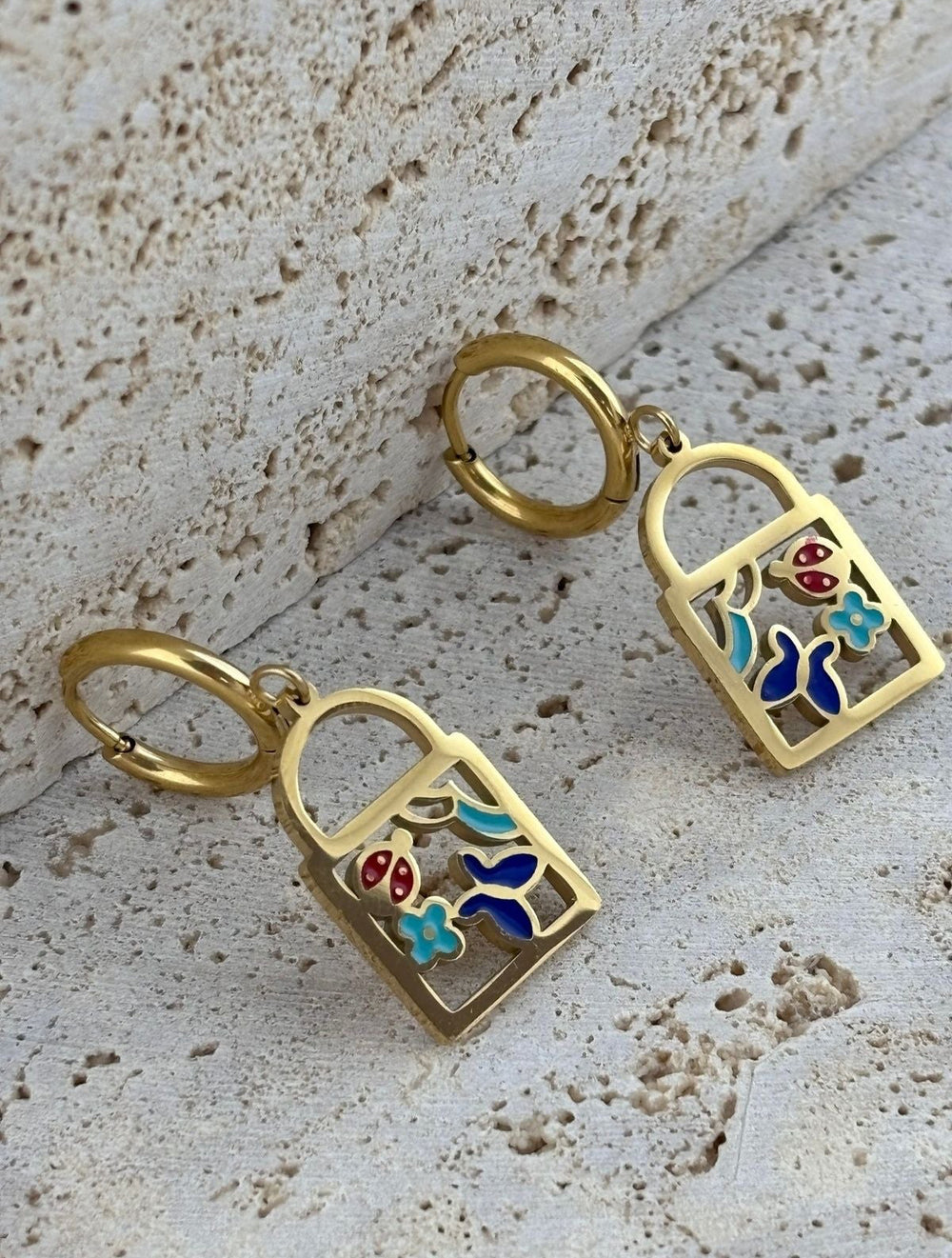 Paslanmaz çelik materyali sayesinde uzun ömürlü kullan?m ve dayan?kl?l?k sunar; Gençlerin enerjisine ve tarz?na hitap eden tasar?m?yla dikkat çeker; Halka modeli, klasik ve zamans?z bir görünüm sa?lar;