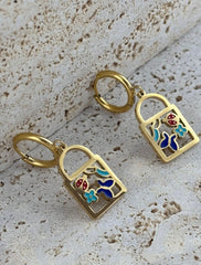 Paslanmaz çelik materyali sayesinde uzun ömürlü kullan?m ve dayan?kl?l?k sunar; Gençlerin enerjisine ve tarz?na hitap eden tasar?m?yla dikkat çeker; Halka modeli, klasik ve zamans?z bir görünüm sa?lar;