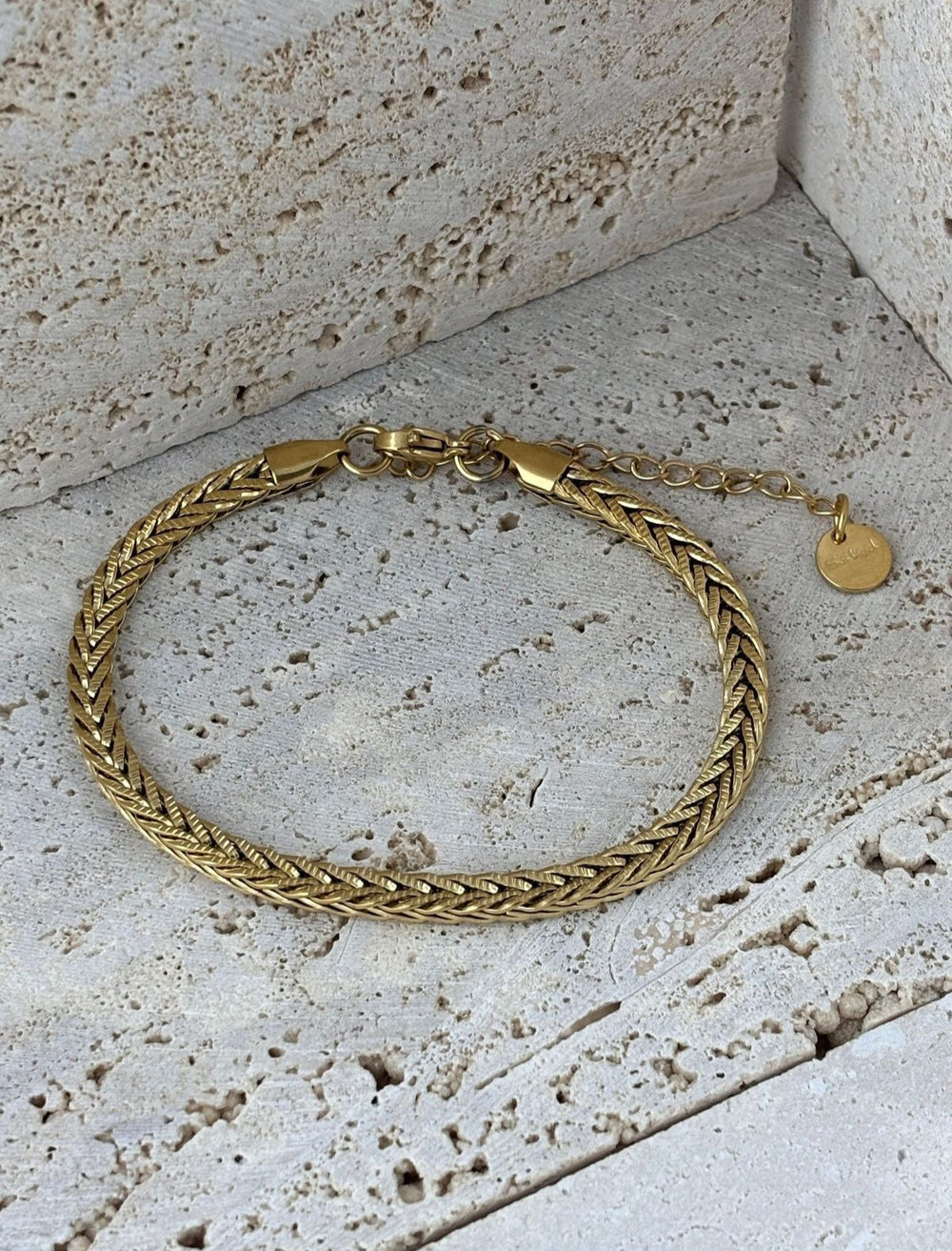 Paslanmaz çelik materyali sayesinde uzun ömürlü kullan?m sunar ve kararmaya kar?? dayan?kl?d?r; Alt?n rengi kaplamas? ile ??k ve modern bir görünüm kazand?r?r, her türlü k?yafetle uyum sa?lar; Tilki kuyru?u tasar?m?, bilekli?e benzersiz bir stil katarken, hayvan severlerin de be?enisine sunulur; Çelik bileklik, hafif yap?s?yla rahat bir kullan?m deneyimi sa?lar ve günlük aktivitelerde konforlu bir aksesuar olarak öne ç?kar;