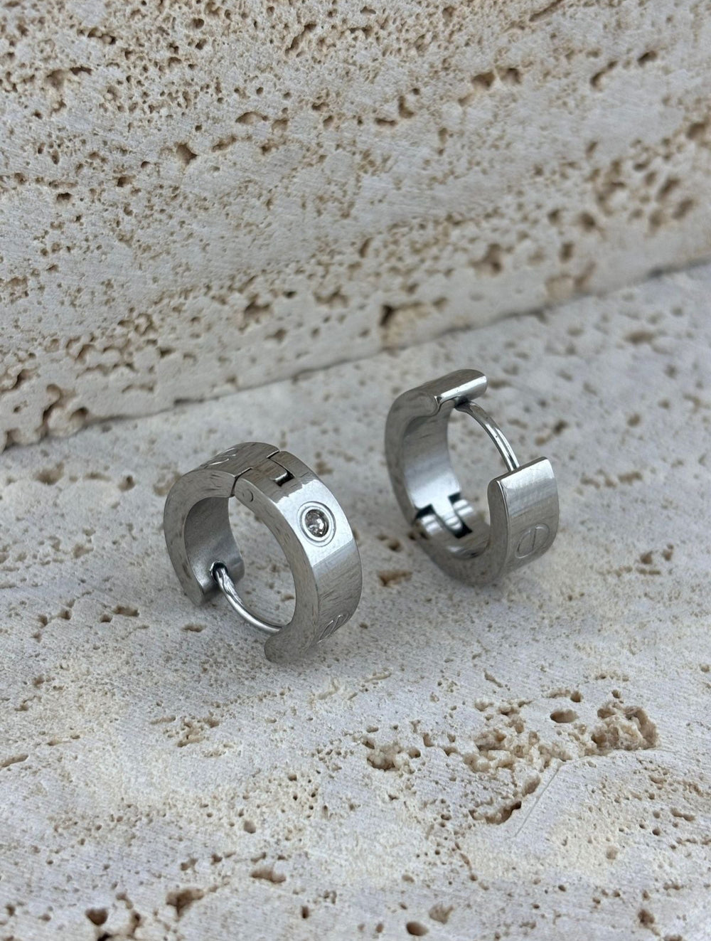 Gençlerin enerjisini ve stilini yans?tan tasar?m?yla, her türlü k?yafetle uyum sa?layan gümü? renkli çelik halka küpe; Göz al?c? zirkon ta? detaylar?yla dikkat çeken bu küpeler, ???lt?n?z? her ortamda ön plana ç?kar?r; Paslanmaz çelik materyali sayesinde uzun süreli kullan?m ve dayan?kl?l?k sunar; kararmaya ve paslanmaya kar?? dirençlidir; Halka modeli ile klasik ve zamans?z bir görünüm elde ederken, modern çizgileriyle gençlerin be?enisine hitap eder;