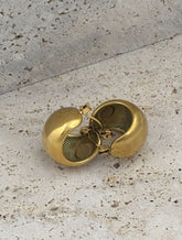 Paslanmaz çelik materyali sayesinde uzun ömürlü kullan?m ve dayan?kl?l?k sunar; Halka modeli, klasik ve zamans?z bir tasar?m?yla her türlü k?yafetle uyum sa?lar; Alt?n rengi kaplamas? ile ??kl???na ??kl?k katar ve göz al?c? bir görünüm olu?turur;