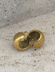 Paslanmaz çelik materyali sayesinde uzun ömürlü kullan?m ve dayan?kl?l?k sunar; Halka modeli, klasik ve zamans?z bir tasar?m?yla her türlü k?yafetle uyum sa?lar; Alt?n rengi kaplamas? ile ??kl???na ??kl?k katar ve göz al?c? bir görünüm olu?turur;