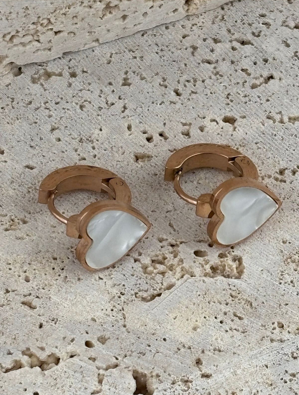 Paslanmaz çelik materyali sayesinde uzun ömürlü kullan?m ve dayan?kl?l?k sunar; Halka modeli, klasik ve zamans?z bir tasar?m anlay???n? yans?t?r; Genç ya? grubuna hitap eden ??k ve modern bir aksesuar seçene?i olarak öne ç?kar;