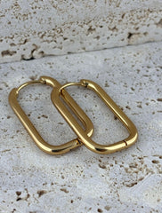 Modern ve ??k tasar?m?yla dikkat çeken halka modeli, günlük kullan?mda rahatl?k ve stil sunar; Gençlerin enerjisini yans?tan bu küpeler, dinamik ve trend bir görünüm kazand?r?r; Paslanmaz çelik materyali sayesinde uzun ömürlü kullan?m ve dayan?kl?l?k sa?lar;