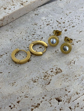 - Modern ve ??k tasar?m?yla dikkat çeken çivi modeli, günlük kullan?mda rahatl?k ve stil sunar; - Gençlerin enerjisini yans?tan bu küpe seti, dinamik ve trend bir görünüm kazand?r?r; - Göz al?c? zirkon ta? detaylar? ile ???lt?n?z? her ortamda ön plana ç?kar?r; - Paslanmaz çelik materyali sayesinde uzun ömürlü kullan?m ve dayan?kl?l?k sa?lar;