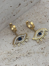 - Gençlerin enerjisini ve stilini yans?tan tasar?m?yla, her türlü k?yafetle uyum sa?layan sallant?l? model; - Paslanmaz çelik materyali sayesinde uzun ömürlü kullan?m ve dayan?kl?l?k sunar; - Göz al?c? zirkon ta? detaylar? ile ???lt?n?z? her ortamda ön plana ç?kar?r; - Alt?n rengi kaplamas?yla klasik ve ??k bir görünüm kazand?r?r;