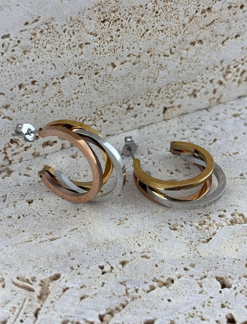 Gençlerin enerjisini ve stilini yans?tan üç renkli halka çelik küpe, günlük kullan?m için idealdir; Paslanmaz çelik materyali sayesinde uzun ömürlü ve dayan?kl? bir aksesuar deneyimi sunar; Sallant?l? modeli ile dikkat çekici ve ??k bir görünüm sa?lar, her türlü k?yafetle kolayca uyum sa?lar;