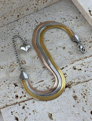 Paslanmaz çelik materyali sayesinde uzun ömürlü kullan?m sunar ve kararmaya kar?? dayan?kl?d?r; Üç renkli tasar?m?yla dikkat çekici bir stil olu?turur, her türlü k?yafetle kolayca uyum sa?lar; ?talyan zincir bileklik, modern ve ??k görünümüyle günlük kullan?m için idealdir;