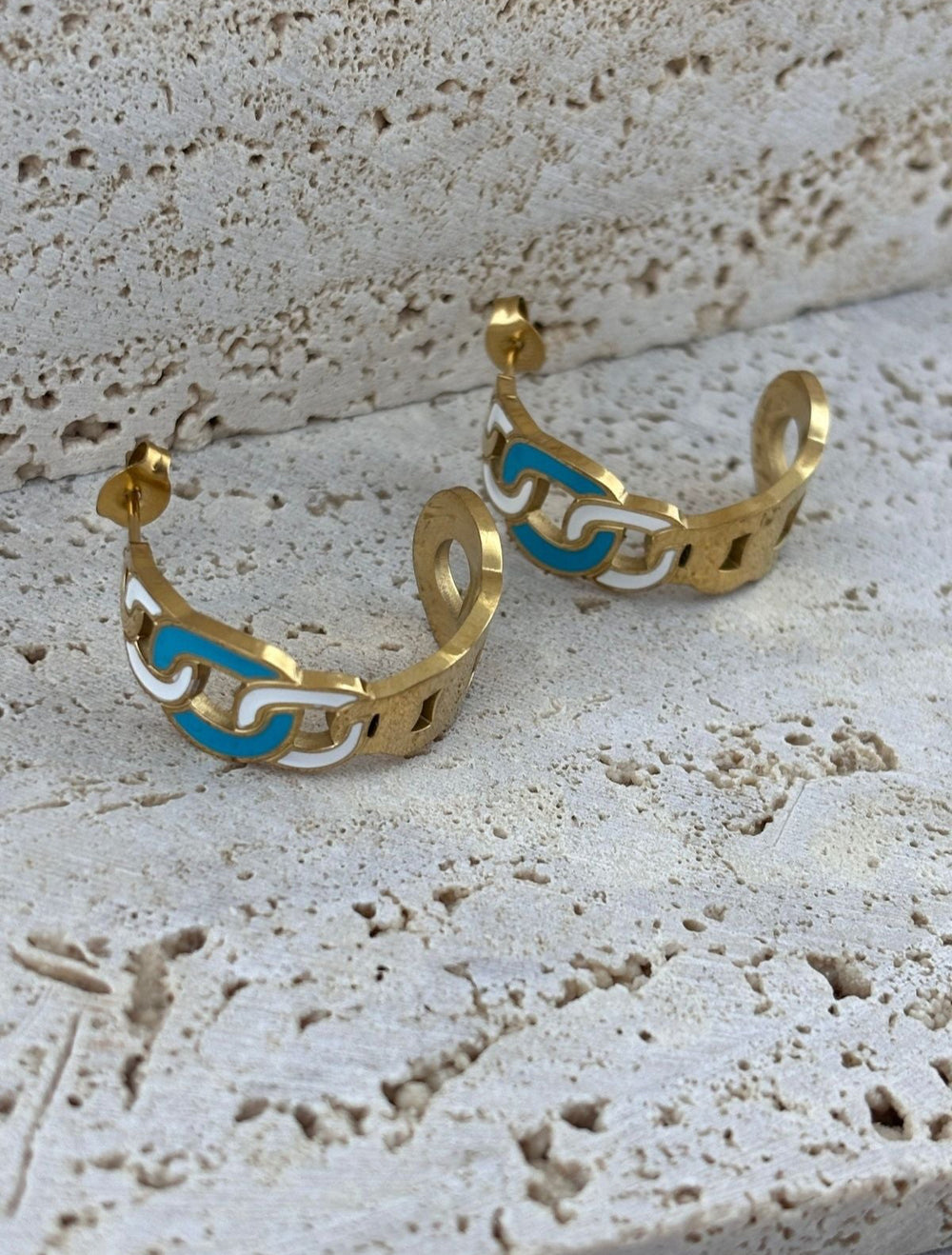 Paslanmaz çelik materyali sayesinde uzun ömürlü kullan?m ve dayan?kl?l?k sunar; Gençlerin enerjisine ve tarz?na hitap eden modern tasar?m?yla dikkat çeker; Sallant?l? modeli ile hareket halindeyken zarif bir ???lt? sa?lar;