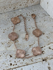 - Paslanmaz çelik materyali sayesinde uzun ömürlü kullan?m ve dayan?kl?l?k sunar; - Gençlerin tarz?n? yans?tan modern ve ??k tasar?m?yla dikkat çeker; - Rose gold rengiyle zarif bir görünüm sa?lar ve her türlü k?yafetle kolayca uyum sa?lar; - Çelik bileklik, günlük kullan?m için idealdir ve rahatl?kla tak?labilir;