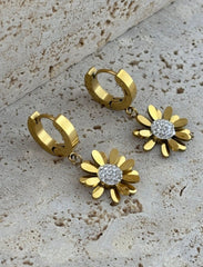 Göz al?c? zirkon ta? detaylar?yla süslenmi?, gençlerin enerjisini yans?tan bir aksesuar; Paslanmaz çelik materyali sayesinde uzun ömürlü kullan?m ve dayan?kl?l?k sunar; Halka modeli ile klasik ve zamans?z bir tarz yarat?r, her türlü k?yafetle uyum sa?lar; Alt?n rengi kaplamas?yla ??kl???na ??kl?k katar, dikkat çekici bir görünüm sunar;