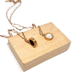 Çift Taraflı Siyah Beyaz Rose Altın Kolye