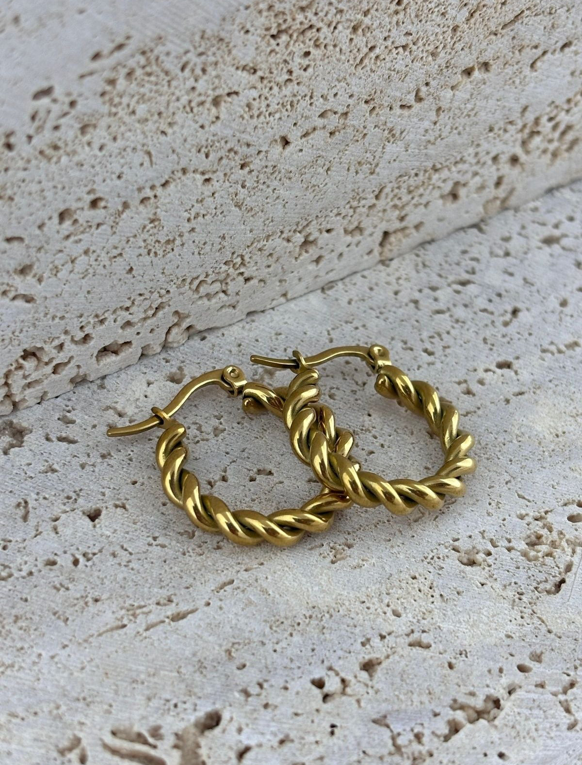 Ürünlerimiz 316L çelikten yap?lm??t?r, kararmaz, havuz ve deniz suyundan etkilenmez. ; Parfüm ve alkol gibi kimyasallar?n temas?ndan kaç?nman?z aksesuar?n?z?n ömrünü uzat?r. ; 7 gün içinde ücretsiz iade. (Küpelerin hijyen aç?s?ndan iadesi kabul edilmemektedir) ; Alt?n, Gümü? ve Rose Gold olmak üzere bir çok çe?it tak?lar?m?z mevcuttur. ;