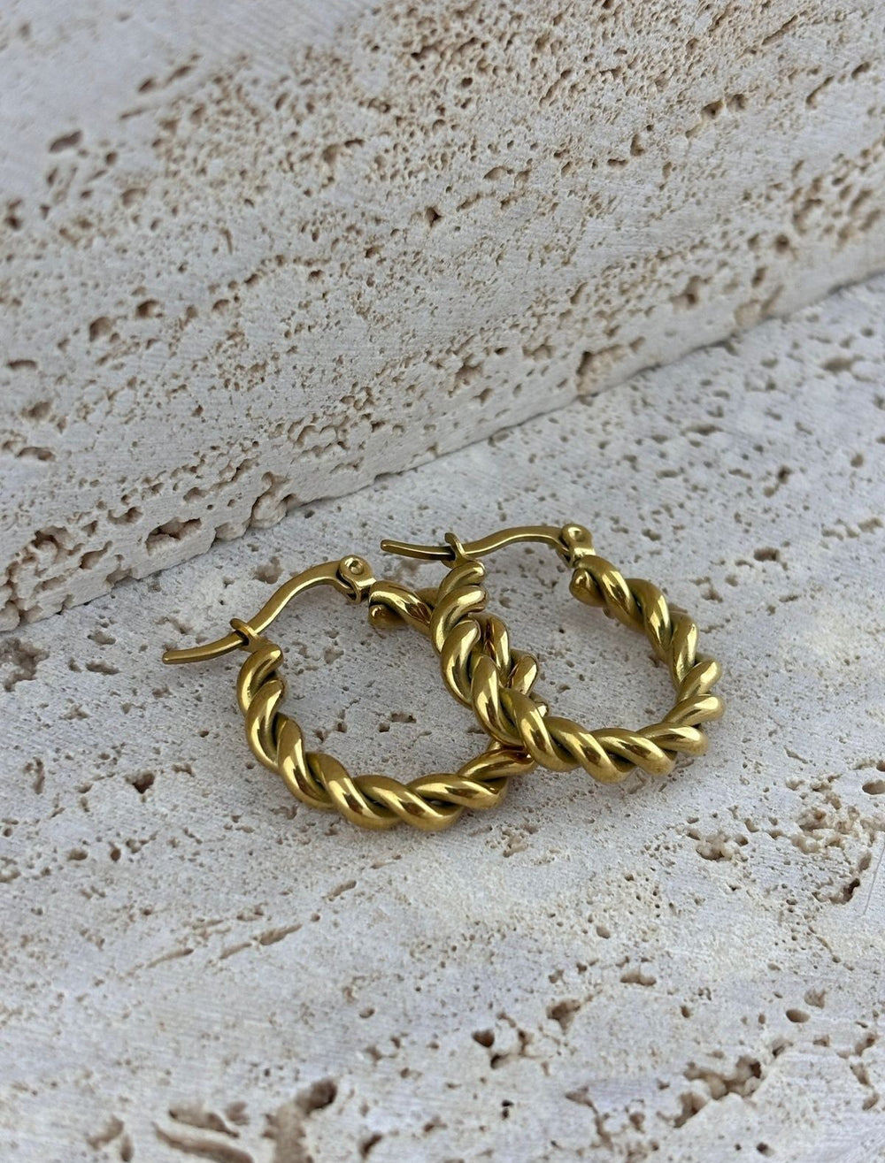 Ürünlerimiz 316L çelikten yap?lm??t?r, kararmaz, havuz ve deniz suyundan etkilenmez. ; Parfüm ve alkol gibi kimyasallar?n temas?ndan kaç?nman?z aksesuar?n?z?n ömrünü uzat?r. ; 7 gün içinde ücretsiz iade. (Küpelerin hijyen aç?s?ndan iadesi kabul edilmemektedir) ; Alt?n, Gümü? ve Rose Gold olmak üzere bir çok çe?it tak?lar?m?z mevcuttur. ;