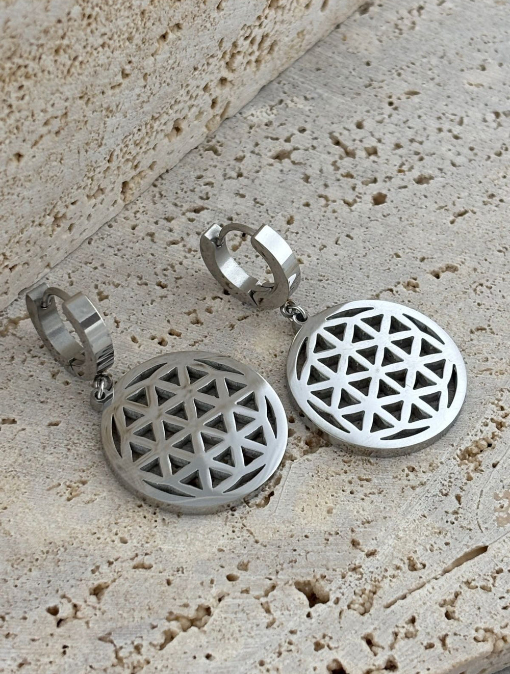 Modern ve ??k tasar?m?yla dikkat çeken sallant?l? model, günlük kullan?mda bile stilinizi tamamlar; Paslanmaz çelik materyali sayesinde uzun ömürlü kullan?m sunar ve kararmaya kar?? dayan?kl?l?k gösterir; Geometrik yuvarlak halka tasar?m?, klasik ve zamans?z bir görünüm sa?lar;