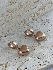 Gençlerin enerjisini ve stilini yans?tan, modern ve ??k tasar?m?yla dikkat çeken Rose gold kalp çelik küpe; Paslanmaz çelik materyali sayesinde uzun ömürlü kullan?m ve dayan?kl?l?k sunar; Halka modeli ile klasik ve zamans?z bir görünüm sa?lar, her türlü k?yafetle kolayca uyum sa?lar;