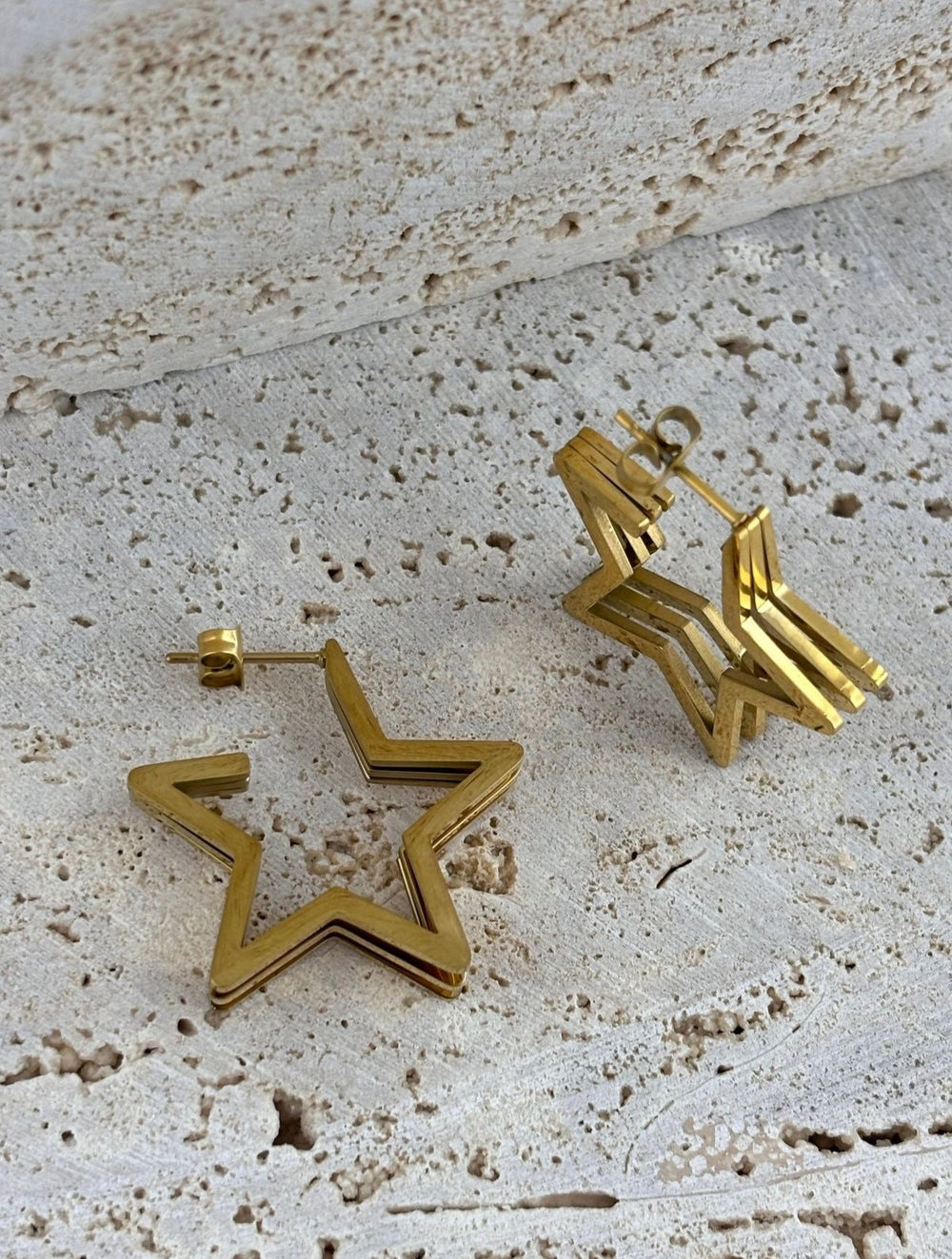 Paslanmaz çelik materyali sayesinde uzun ömürlü kullan?m ve dayan?kl?l?k sunar; Genç ya? grubuna hitap eden tasar?m?yla modern ve ??k bir görünüm sa?lar; Çivi modeli, klasik ve zamans?z bir stil ifade ederken, her türlü k?yafetle kolayca uyum sa?lar;