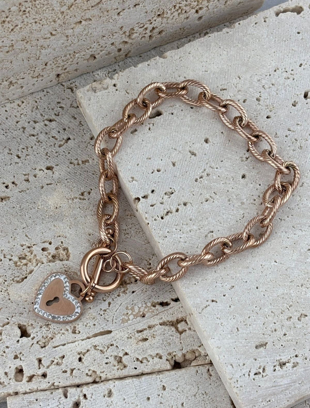 Paslanmaz çelik materyali sayesinde uzun ömürlü kullan?m ve dayan?kl?l?k sunar; Zirkon ta? detaylar? ile göz al?c? bir parlakl?k ve ??kl?k katar; Gençlerin enerjisine ve tarz?na hitap eden modern tasar?m?yla dikkat çeker;