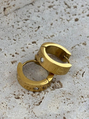 Zarif tasar?m?yla dikkat çeken halka modeli, her türlü k?yafetle uyum sa?lar ve ??kl???n?z? tamamlar; Paslanmaz çelik materyali sayesinde uzun ömürlü kullan?m sunar ve alerji yapma riski ta??maz; Göz al?c? zirkon ta? detaylar? ile par?ldayan bu küpeler, günlük kullan?m için idealdir ve özel günlerde de dikkat çekici bir aksesuar olarak tercih edilebilir;