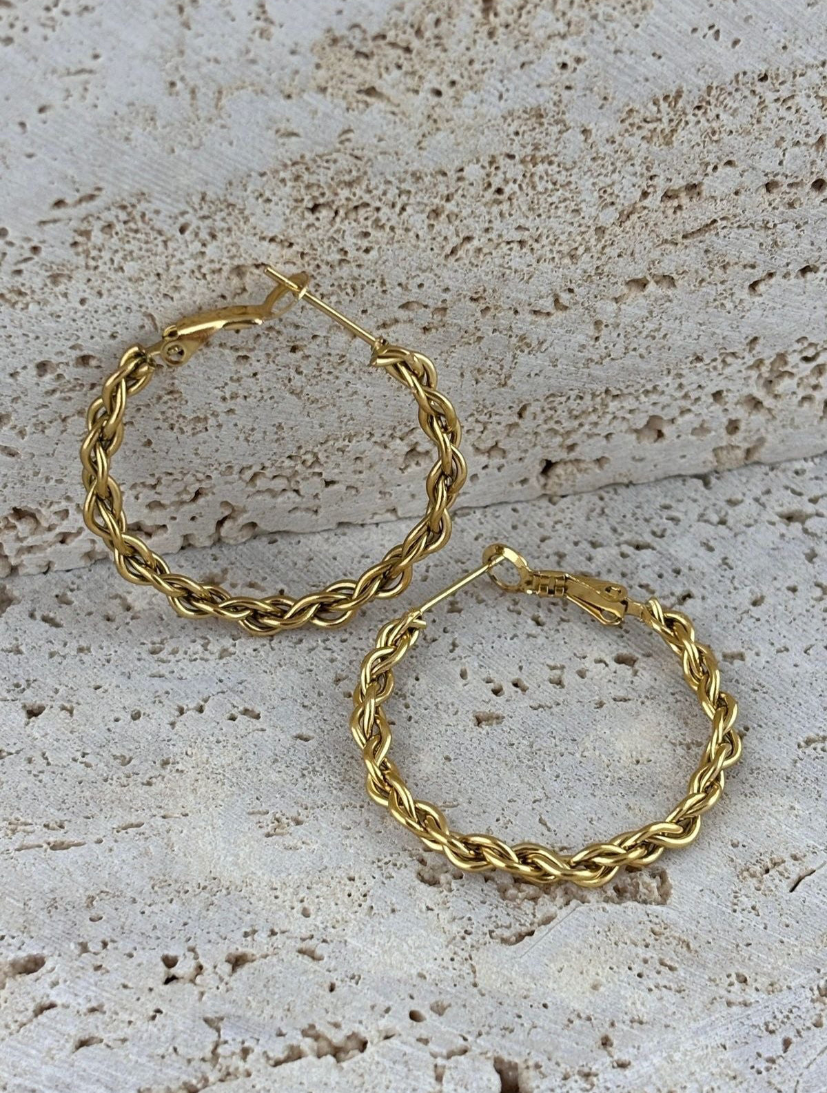 Paslanmaz çelik materyali sayesinde uzun ömürlü kullan?m ve dayan?kl?l?k sunar; Halka modeli, klasik ve zamans?z bir tasar?m anlay???n? yans?t?r; Genç ya? grubuna hitap eden modern ve ??k görünümüyle dikkat çeker;