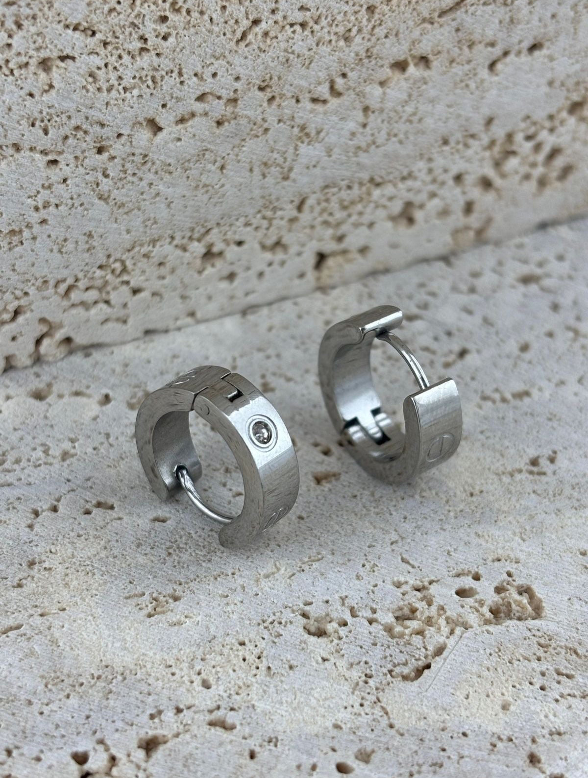 Gençlerin enerjisini ve stilini yans?tan tasar?m?yla, her türlü k?yafetle uyum sa?layan gümü? renkli çelik halka küpe; Göz al?c? zirkon ta? detaylar?yla dikkat çeken bu küpeler, ???lt?n?z? her ortamda ön plana ç?kar?r; Paslanmaz çelik materyali sayesinde uzun süreli kullan?m ve dayan?kl?l?k sunar; kararmaya ve paslanmaya kar?? dirençlidir; Halka modeli ile klasik ve zamans?z bir görünüm elde ederken, modern çizgileriyle gençlerin be?enisine hitap eder;