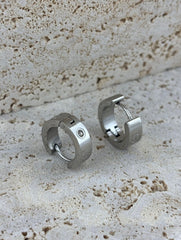 Gençlerin enerjisini ve stilini yans?tan tasar?m?yla, her türlü k?yafetle uyum sa?layan gümü? renkli çelik halka küpe; Göz al?c? zirkon ta? detaylar?yla dikkat çeken bu küpeler, ???lt?n?z? her ortamda ön plana ç?kar?r; Paslanmaz çelik materyali sayesinde uzun süreli kullan?m ve dayan?kl?l?k sunar; kararmaya ve paslanmaya kar?? dirençlidir; Halka modeli ile klasik ve zamans?z bir görünüm elde ederken, modern çizgileriyle gençlerin be?enisine hitap eder;