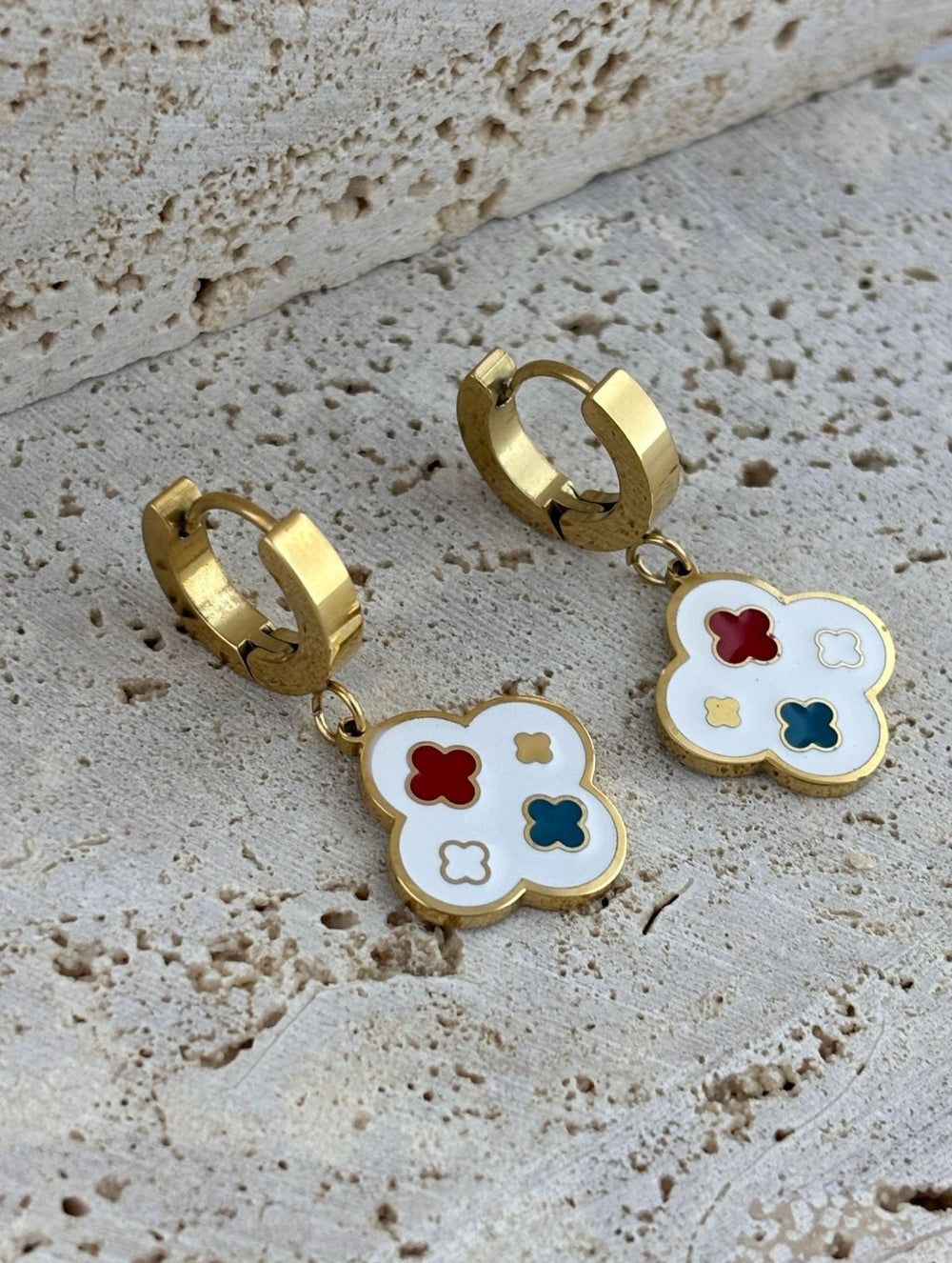 Paslanmaz çelik materyali sayesinde uzun ömürlü kullan?m ve dayan?kl?l?k sunar; Halka modeli, klasik ve zamans?z bir tasar?m anlay???n? yans?t?r; Genç ya? grubuna hitap eden modern ve ??k görünümüyle dikkat çeker;