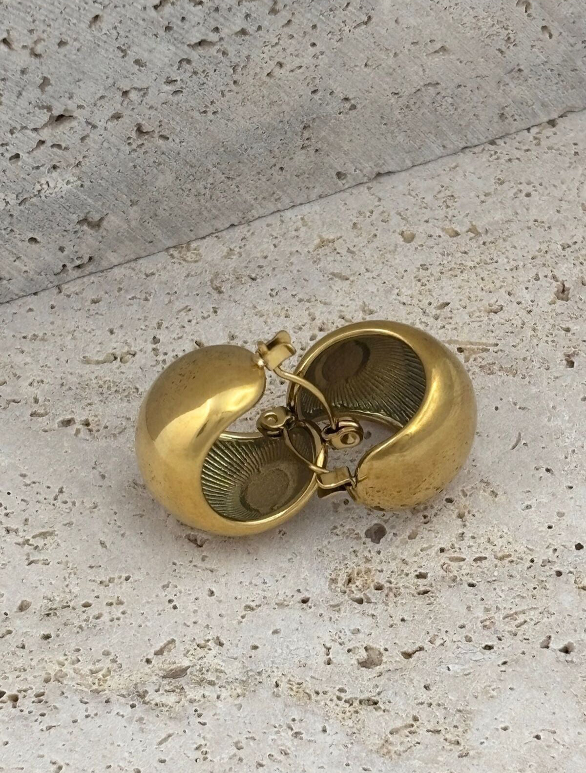 Paslanmaz çelik materyali sayesinde uzun ömürlü kullan?m ve dayan?kl?l?k sunar; Halka modeli, klasik ve zamans?z bir tasar?m?yla her türlü k?yafetle uyum sa?lar; Alt?n rengi kaplamas? ile ??kl???na ??kl?k katar ve göz al?c? bir görünüm olu?turur;