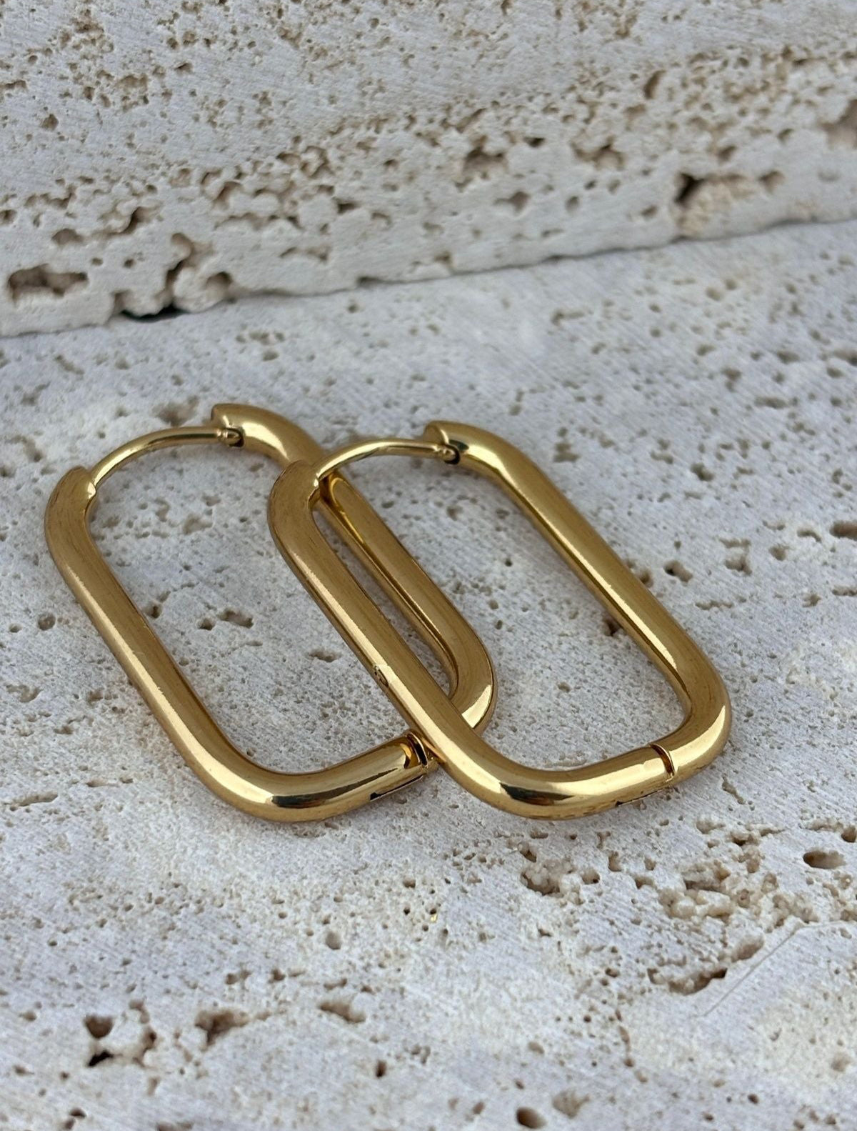 Modern ve ??k tasar?m?yla dikkat çeken halka modeli, günlük kullan?mda rahatl?k ve stil sunar; Gençlerin enerjisini yans?tan bu küpeler, dinamik ve trend bir görünüm kazand?r?r; Paslanmaz çelik materyali sayesinde uzun ömürlü kullan?m ve dayan?kl?l?k sa?lar;