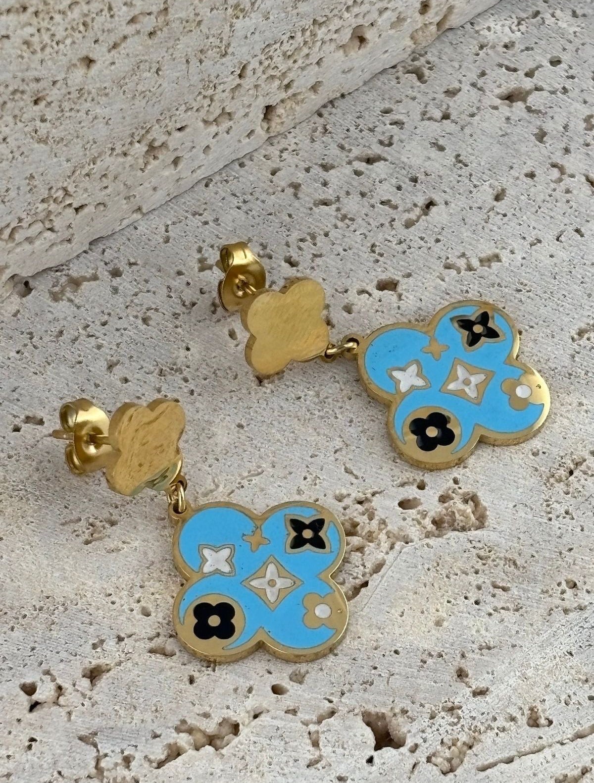 Gençlerin enerjisini ve stilini yans?tan, modern ve ??k tasar?m?yla dikkat çeken Yonca mavi alt?n çelik küpe; Paslanmaz çelik materyali sayesinde uzun ömürlü kullan?m ve dayan?kl?l?k sunar; Çivi modeli ile farkl? ve özgün bir görünüm kazand?rarak günlük kombinlerinize kolayca uyum sa?lar;