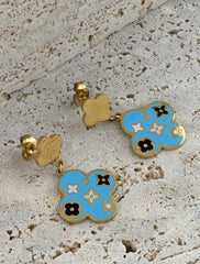 Gençlerin enerjisini ve stilini yans?tan, modern ve ??k tasar?m?yla dikkat çeken Yonca mavi alt?n çelik küpe; Paslanmaz çelik materyali sayesinde uzun ömürlü kullan?m ve dayan?kl?l?k sunar; Çivi modeli ile farkl? ve özgün bir görünüm kazand?rarak günlük kombinlerinize kolayca uyum sa?lar;