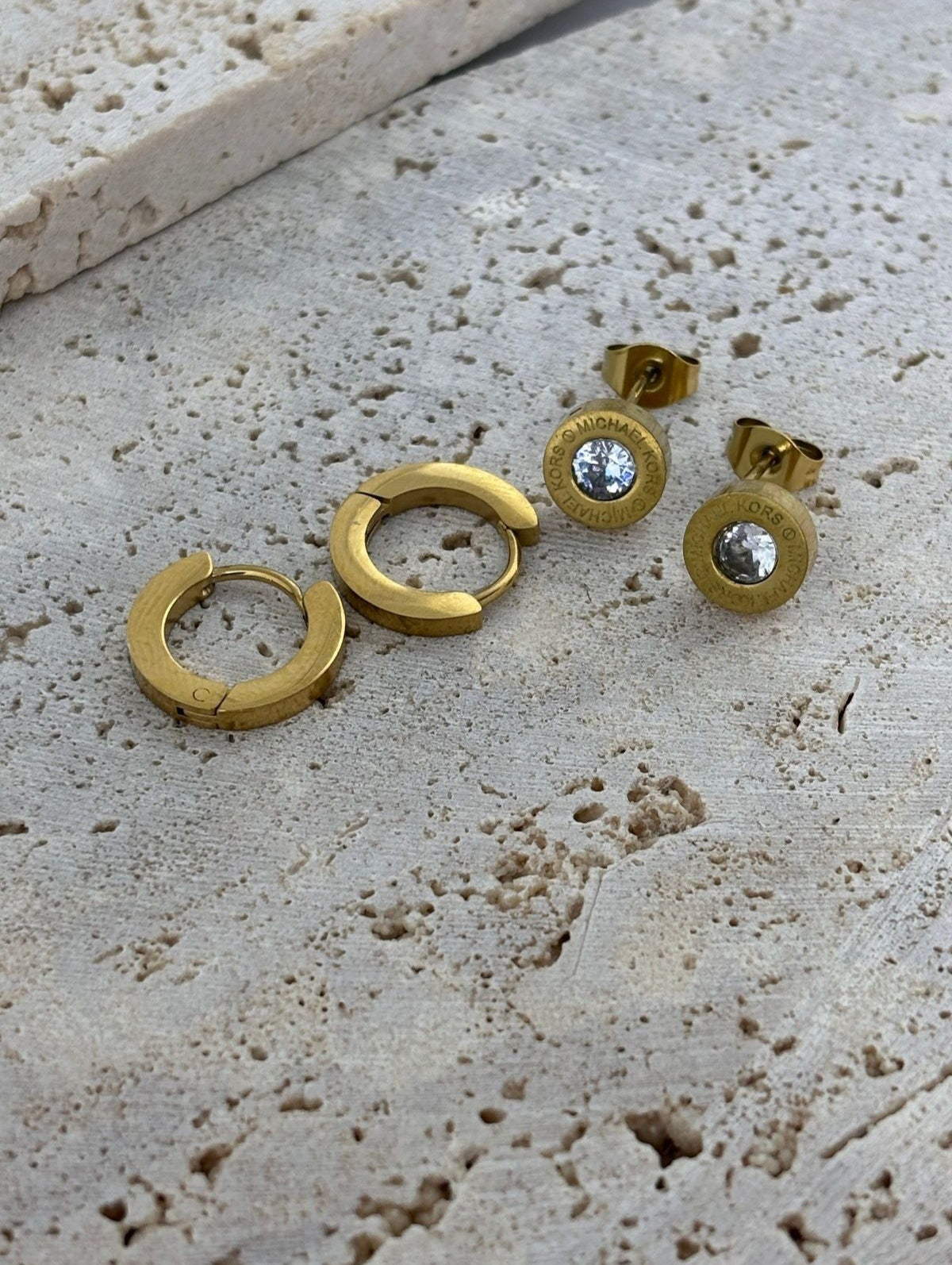 - Modern ve ??k tasar?m?yla dikkat çeken çivi modeli, günlük kullan?mda rahatl?k ve stil sunar; - Gençlerin enerjisini yans?tan bu küpe seti, dinamik ve trend bir görünüm kazand?r?r; - Göz al?c? zirkon ta? detaylar? ile ???lt?n?z? her ortamda ön plana ç?kar?r; - Paslanmaz çelik materyali sayesinde uzun ömürlü kullan?m ve dayan?kl?l?k sa?lar;