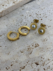 - Modern ve ??k tasar?m?yla dikkat çeken çivi modeli, günlük kullan?mda rahatl?k ve stil sunar; - Gençlerin enerjisini yans?tan bu küpe seti, dinamik ve trend bir görünüm kazand?r?r; - Göz al?c? zirkon ta? detaylar? ile ???lt?n?z? her ortamda ön plana ç?kar?r; - Paslanmaz çelik materyali sayesinde uzun ömürlü kullan?m ve dayan?kl?l?k sa?lar;