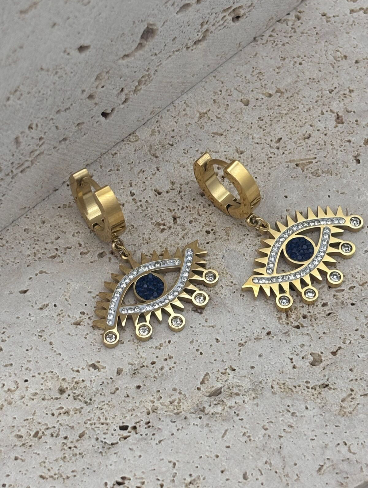 - Gençlerin enerjisini ve stilini yans?tan tasar?m?yla, her türlü k?yafetle uyum sa?layan sallant?l? model; - Paslanmaz çelik materyali sayesinde uzun ömürlü kullan?m ve dayan?kl?l?k sunar; - Göz al?c? zirkon ta? detaylar? ile ???lt?n?z? her ortamda ön plana ç?kar?r; - Alt?n rengi kaplamas?yla klasik ve ??k bir görünüm kazand?r?r;