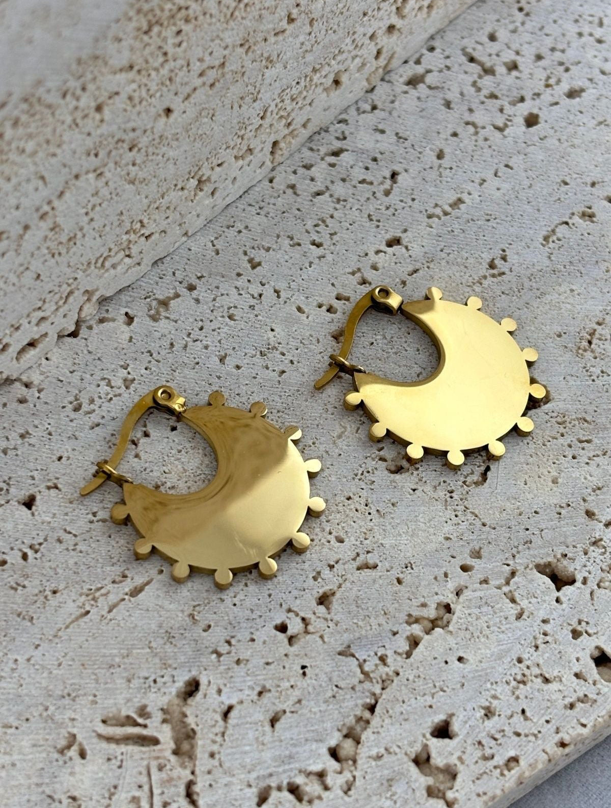 Gençlerin enerjisini ve stilini yans?tan topçuk süs detayl? alt?n renkli halka modeli, günlük kullan?mda ??kl??? ve rahatl??? bir arada sunar; Paslanmaz çelik materyali sayesinde uzun ömürlü kullan?m ve dayan?kl?l?k sa?lar; böylece her gün güvenle takabilirsiniz; Halka modeli, klasik ve zamans?z bir görünüm kazand?rarak her türlü k?yafetle kolayca uyum sa?lar;