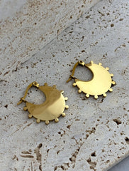 Gençlerin enerjisini ve stilini yans?tan topçuk süs detayl? alt?n renkli halka modeli, günlük kullan?mda ??kl??? ve rahatl??? bir arada sunar; Paslanmaz çelik materyali sayesinde uzun ömürlü kullan?m ve dayan?kl?l?k sa?lar; böylece her gün güvenle takabilirsiniz; Halka modeli, klasik ve zamans?z bir görünüm kazand?rarak her türlü k?yafetle kolayca uyum sa?lar;