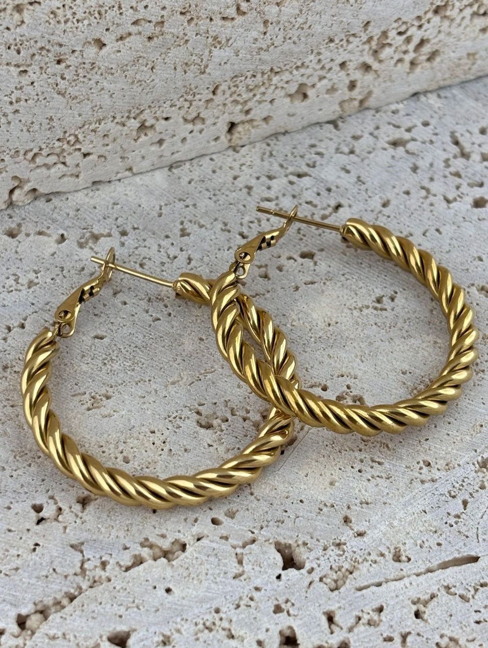 Klasik tasar?m?yla zamans?z bir ??kl?k sunan halka modeli, her türlü k?yafetle uyum sa?lar; Paslanmaz çelik materyali sayesinde uzun ömürlü kullan?m ve dayan?kl?l?k vaat eder; Alt?n rengi kaplamas? ile göz al?c? bir parlakl?k ve sofistike bir görünüm kazand?r?r;