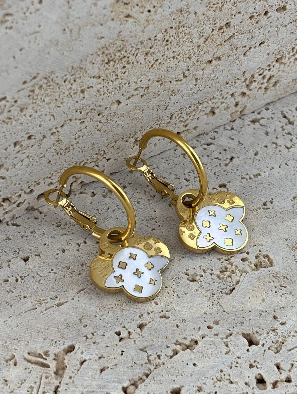 Zarif tasar?m?yla dikkat çeken sallanan beyaz alt?n yonca halka çelik küpe, günlük kullan?mda ??kl???n?z? tamamlar; Paslanmaz çelik materyali sayesinde uzun ömürlü ve dayan?kl? bir kullan?m sunar; Halka modeli, klasik ve zamans?z bir görünüm sa?layarak her türlü k?yafetle uyum içinde olman?z? sa?lar;