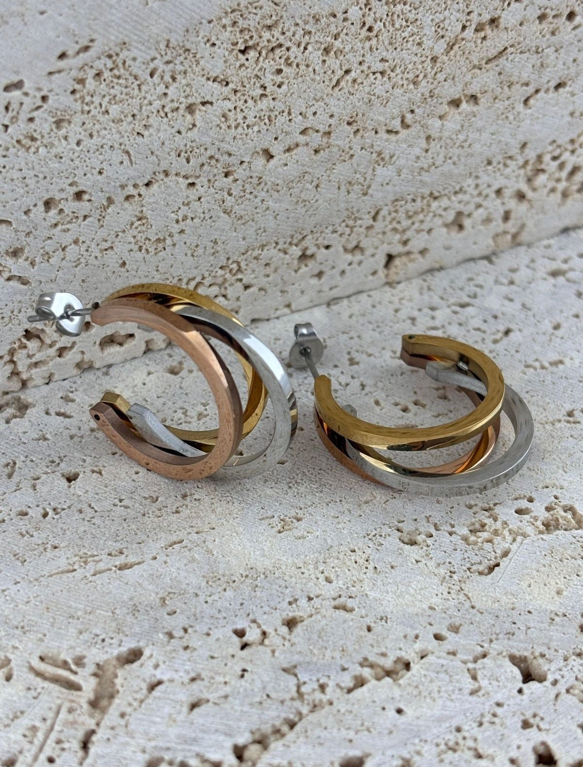 Gençlerin enerjisini ve stilini yans?tan üç renkli halka çelik küpe, günlük kullan?m için idealdir; Paslanmaz çelik materyali sayesinde uzun ömürlü ve dayan?kl? bir aksesuar deneyimi sunar; Sallant?l? modeli ile dikkat çekici ve ??k bir görünüm sa?lar, her türlü k?yafetle kolayca uyum sa?lar;