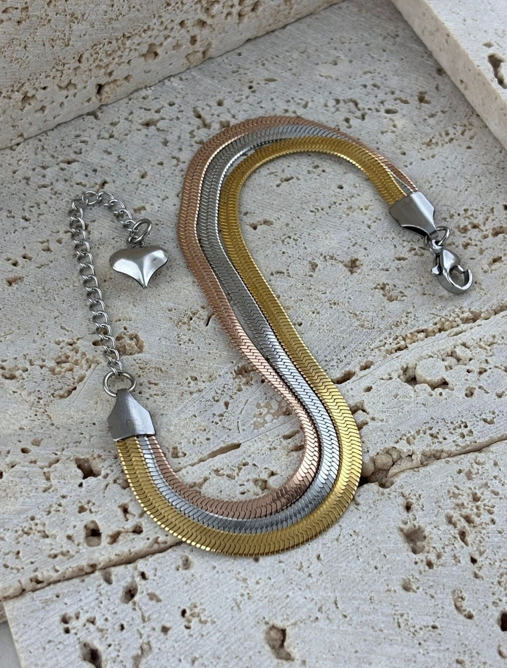 Paslanmaz çelik materyali sayesinde uzun ömürlü kullan?m sunar ve kararmaya kar?? dayan?kl?d?r; Üç renkli tasar?m?yla dikkat çekici bir stil olu?turur, her türlü k?yafetle kolayca uyum sa?lar; ?talyan zincir bileklik, modern ve ??k görünümüyle günlük kullan?m için idealdir;