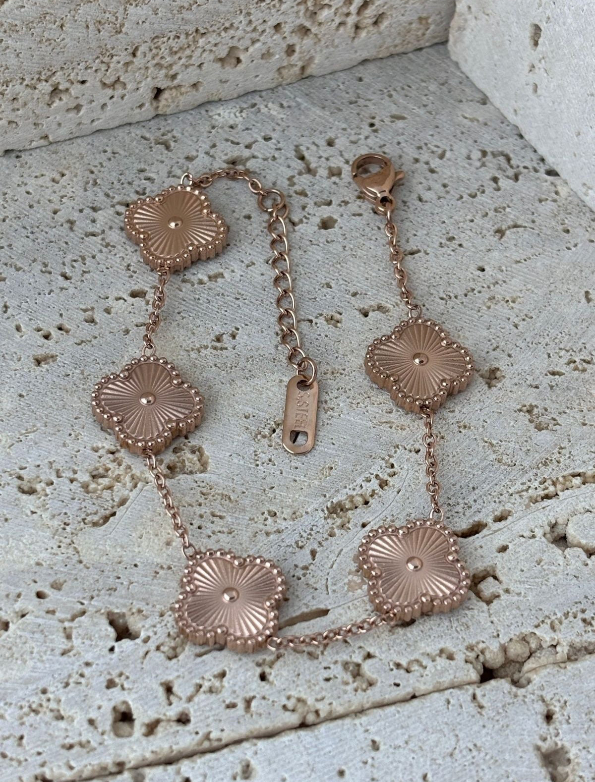 - Paslanmaz çelik materyali sayesinde uzun ömürlü kullan?m ve dayan?kl?l?k sunar; - Gençlerin tarz?n? yans?tan modern ve ??k tasar?m?yla dikkat çeker; - Rose gold rengiyle zarif bir görünüm sa?lar ve her türlü k?yafetle kolayca uyum sa?lar; - Çelik bileklik, günlük kullan?m için idealdir ve rahatl?kla tak?labilir;