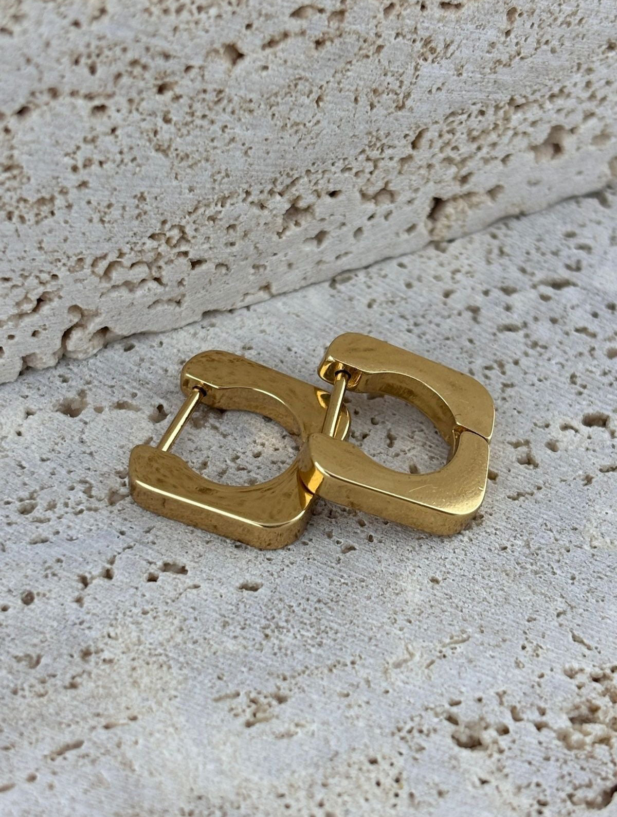 Paslanmaz çelik materyali sayesinde uzun ömürlü kullan?m ve dayan?kl?l?k sunar; Gençlerin enerjisine ve tarz?na hitap eden tasar?m?yla dikkat çeker; Halka modeli, klasik ve zamans?z bir görünüm sa?lar;