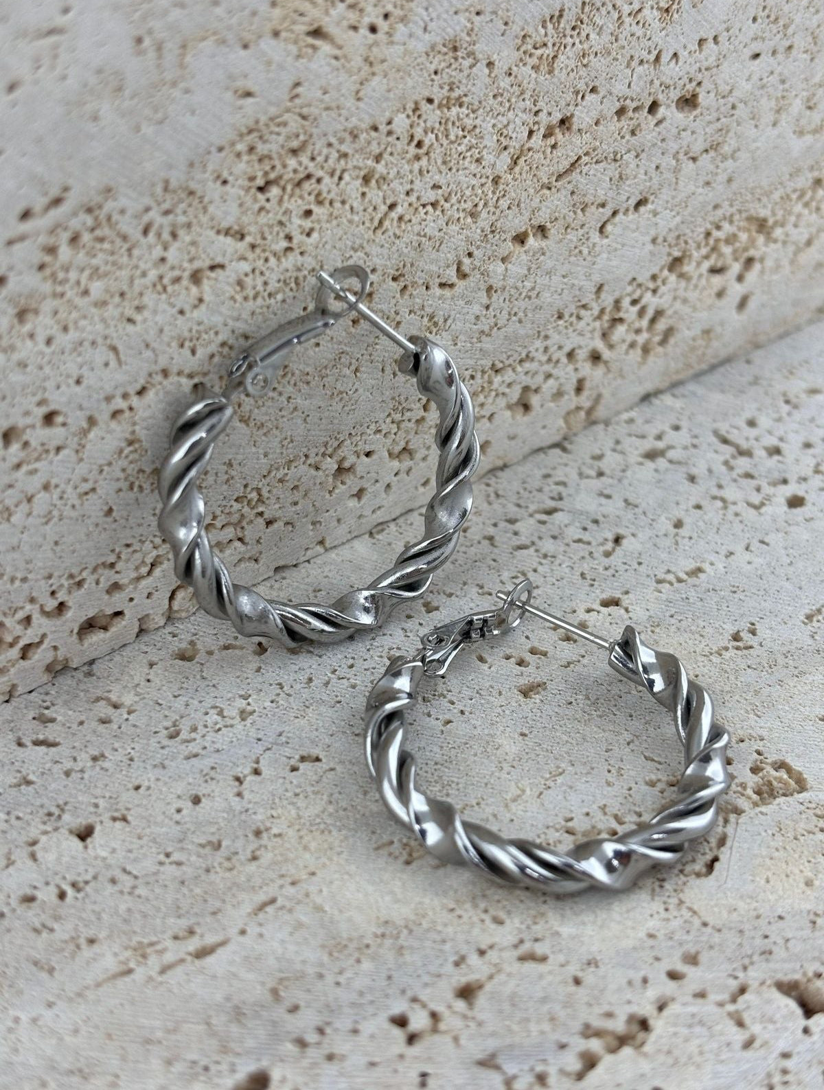 Paslanmaz çelik materyali sayesinde uzun ömürlü kullan?m ve dayan?kl?l?k sunar; Halka modeli, klasik ve zamans?z bir tasar?m?yla her türlü k?yafetle uyum sa?lar; Genç ya? grubuna hitap eden modern ve ??k görünümüyle dikkat çeker;