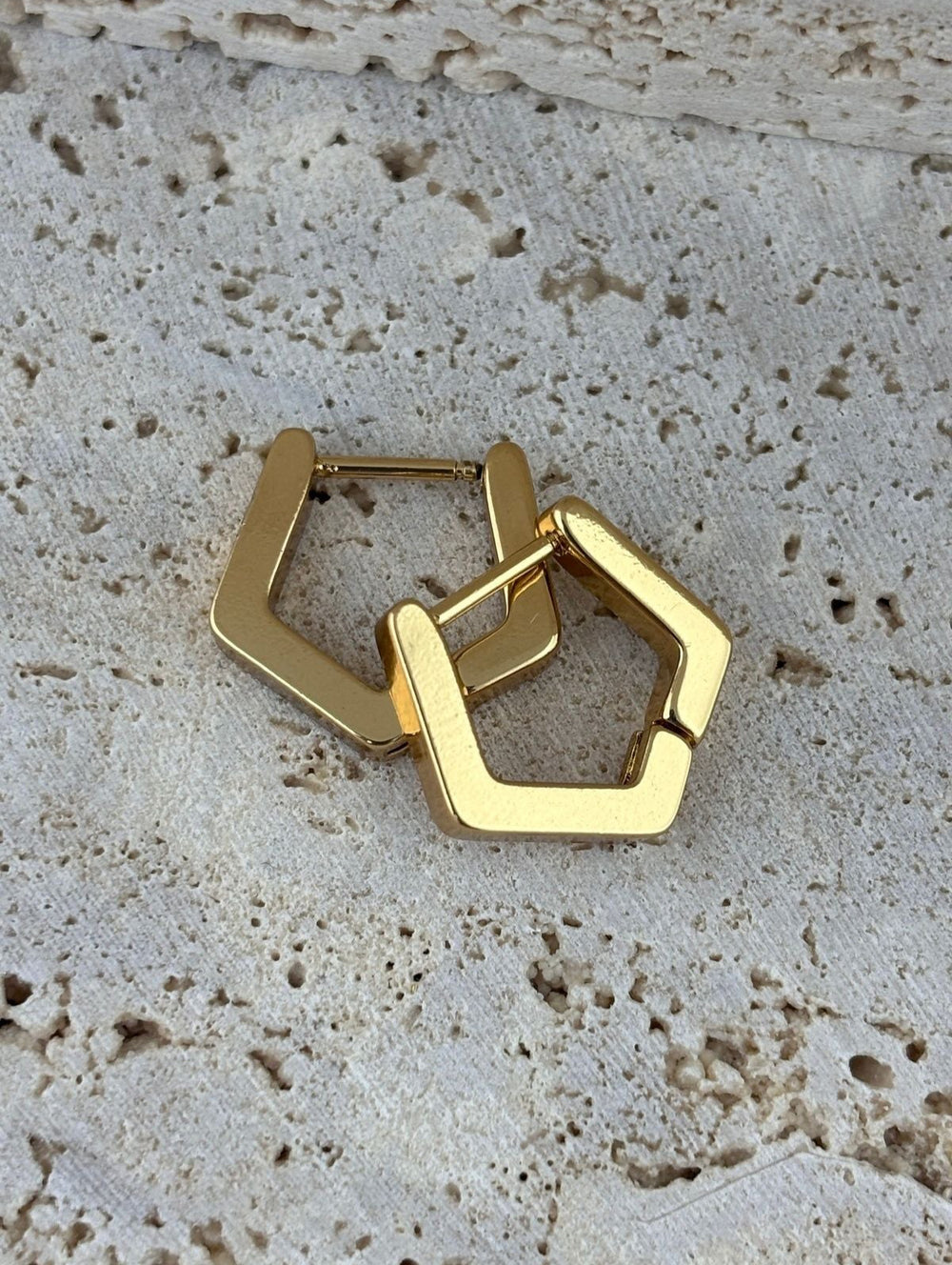 Paslanmaz çelik materyali sayesinde uzun ömürlü kullan?m ve dayan?kl?l?k sunar; Gençlerin enerjisine ve tarz?na hitap eden tasar?m?yla dikkat çeker; Halka modeli, klasik ve zamans?z bir görünüm sa?lar;