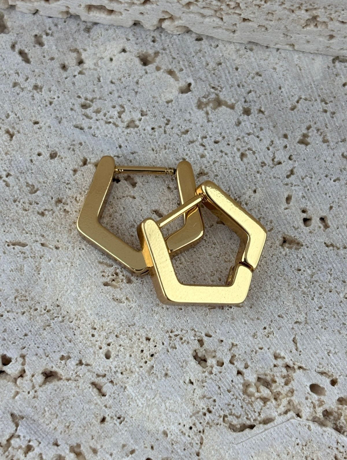 Paslanmaz çelik materyali sayesinde uzun ömürlü kullan?m ve dayan?kl?l?k sunar; Gençlerin enerjisine ve tarz?na hitap eden tasar?m?yla dikkat çeker; Halka modeli, klasik ve zamans?z bir görünüm sa?lar;