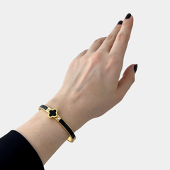 Yonca Siyah Altın Kelepçe Bileklik